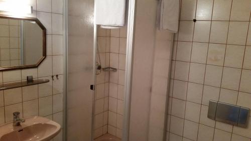 多尔夫申科酒店的一间浴室