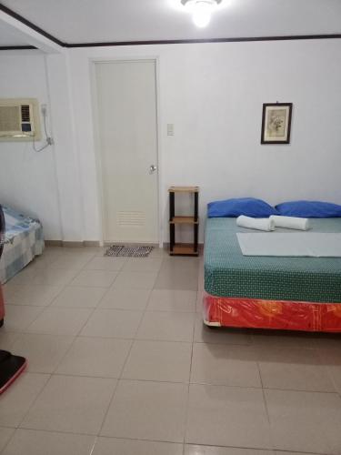 DaanbantayanMatterhorn Guest House的卧室配有1张床,铺有瓷砖地板。