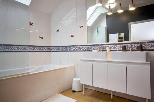 LarçayGîte l'écurie的白色的浴室设有水槽和镜子