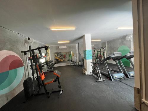 莱利海滩Social Quarters的一间健身房,里面配有数台跑步机和机器