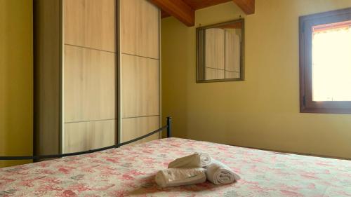 弗里米尼迪夸尔图Residenza Sophié的一间卧室配有带毛巾的床
