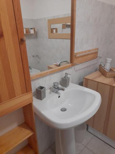 弗拉穆拉Corner of Paradise near Cinque Terre的浴室设有白色水槽和镜子