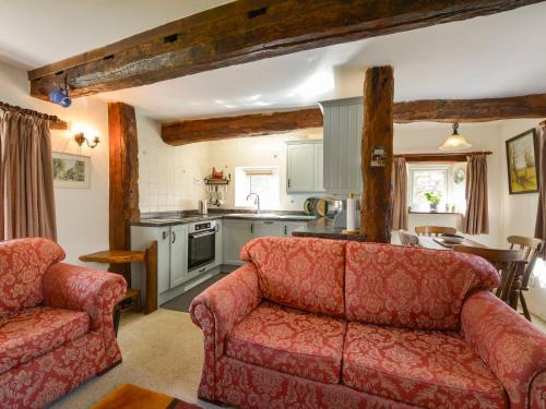 莫顿汉普斯泰德The Cottage的一间带两张沙发的客厅和一间厨房