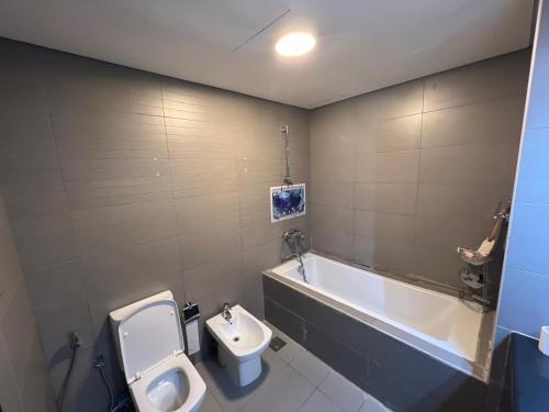 阿布扎比Prestigeo Guest House Abu Dhabi的一间带卫生间、水槽和小便室的浴室