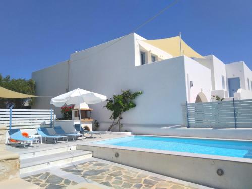 皮索利瓦迪Villa Danae - Seaside Villa with Pool & Hot Tub的一座带游泳池和房子的别墅