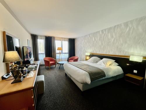 鲁伊萨塞Domaine de la Forêt d'Orient, Logis Hôtel, Restaurant, Spa et Golf的配有一张床和一张书桌的酒店客房