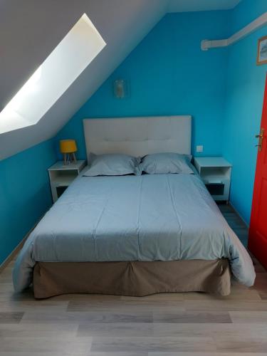 Faverollesle four à pain的蓝色的卧室,配有一张蓝色墙壁的床