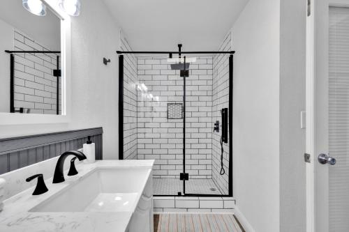 埃尔帕索Home with Mountain View/Pool/Tub的白色的浴室设有浴缸和淋浴。