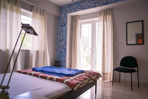 凯拉泰阿Getaway的卧室配有床、椅子和窗户。