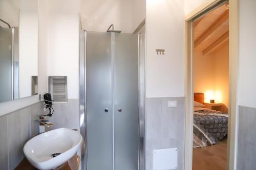 Rivoli VeroneseCà Nova B&B的浴室配有盥洗盆和带镜子的淋浴