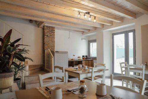 Rivoli VeroneseCà Nova B&B的用餐室配有桌子和白色椅子