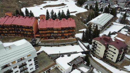 博格塔塞斯特雷Sestriere Borgata appartamento in montagna Casa di Bertu的雪中建筑物的空中景观