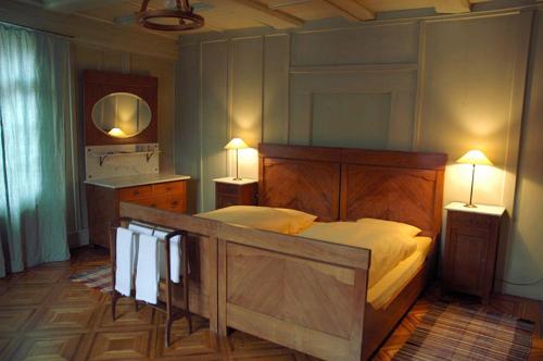 OberstammheimHirschen Stammheim的一间卧室配有一张床、一个梳妆台和镜子