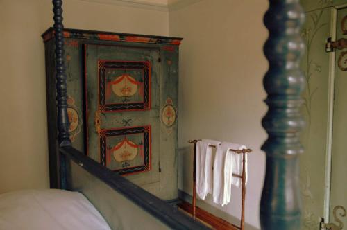 OberstammheimHirschen Stammheim的卧室配有床和墙上的毛巾
