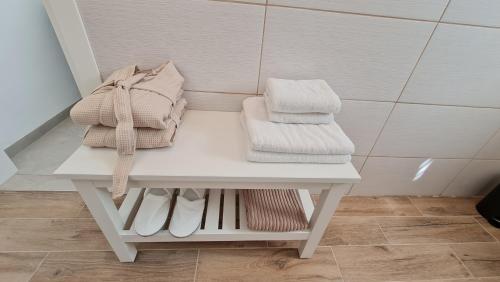 Beʼer OraAlex's Desert Place的浴室内带毛巾的白色桌子