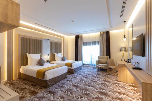 塔伊夫فندق لوريف的酒店客房设有两张床和电视。