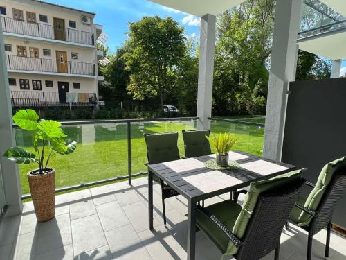 扎马迪Zamárdi Margittai Apartmanok的一个带桌椅的庭院,享有建筑的景色