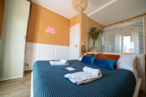 卡塔尼亚Finestra sulla Sicilia的一间卧室配有一张床,上面有两条毛巾