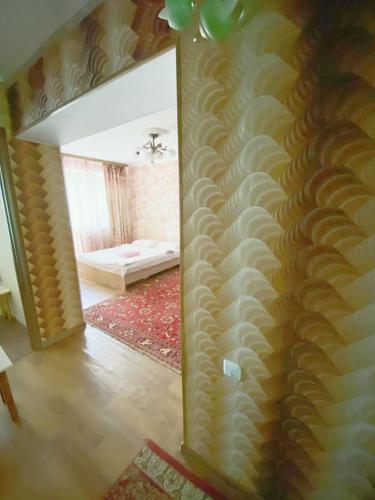 (( Turksib ))Квартира напротив Аэропорта的客厅设有一面带镜子的墙壁
