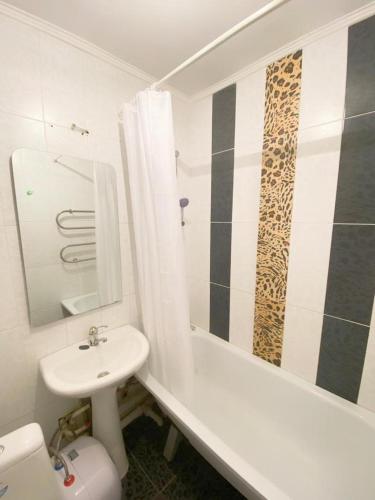 (( Turksib ))Квартира напротив Аэропорта的浴室配有盥洗盆、卫生间和浴缸。