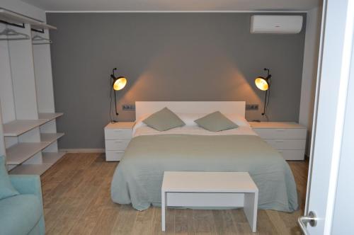 赫罗纳Mas Piua的一间卧室配有一张床、一张桌子和灯