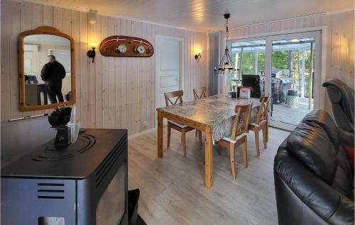 RådeStunning Home In Rde With Kitchen的一间带木桌的客厅和一间餐厅