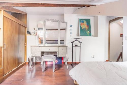 波哥大Casa Seta - La Candelaria的卧室配有白色梳妆台和镜子