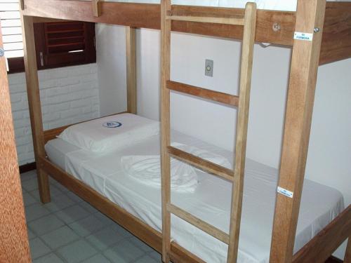 马乃拉旅馆客房内的一张或多张双层床