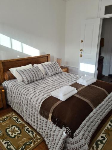 曼泰加什Glaciar Guest House的一间卧室配有一张大床和枕头