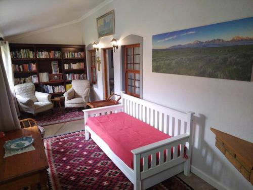 伍斯特Worcester Garden Cottage的一间卧室配有一张带粉色毯子的床