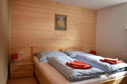 贝旺Aparthotels Berwang / Haus Wiesengrund的木墙客房的两张床