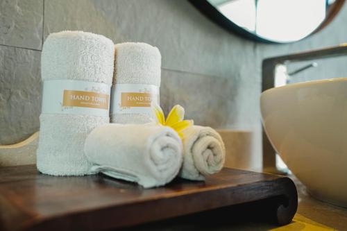 塞米亚克加瓦纳皇家别墅酒店的浴室桌子上一堆毛巾