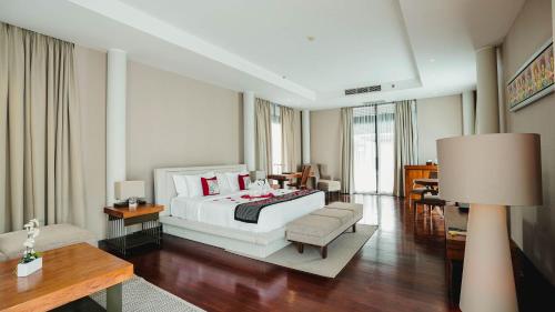 塞米亚克加瓦纳皇家别墅酒店的一间卧室设有一张床和一间客厅。