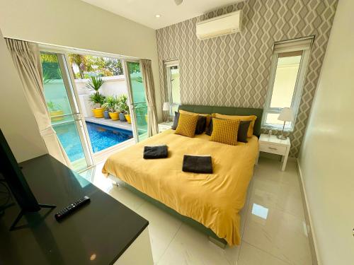 乔木提恩海滩View Talay Villas, luxury private pool villa, 500m from Jomtien beach - 45的一间卧室配有一张床,上面有两条毛巾