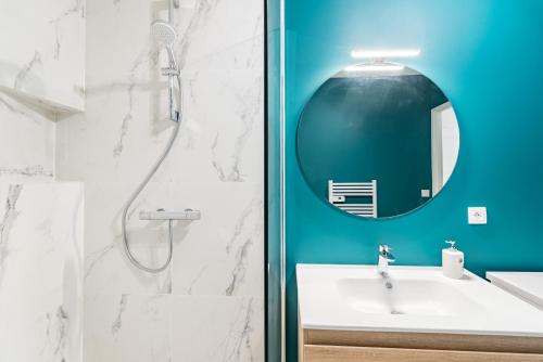 安纳马斯Lac-Montagne-Leman-Geneva, Garage, Tram的一间带水槽和镜子的浴室