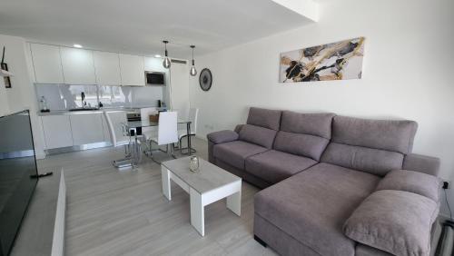 拉奥利瓦Casilla de Costa Luxury home的客厅配有沙发和桌子