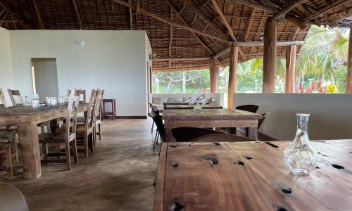 基林多尼Kileleni的用餐室配有木桌和椅子