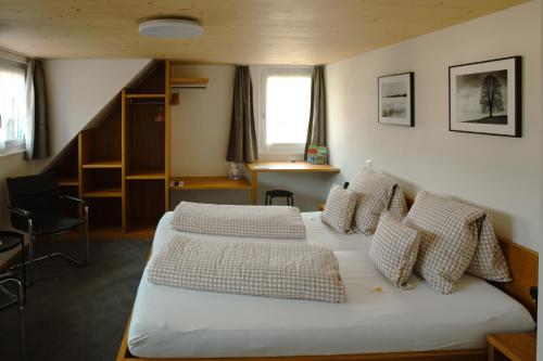 阿彭策尔Landgasthaus Neues Bild, Eggerstanden的一间卧室配有两张带枕头的床。