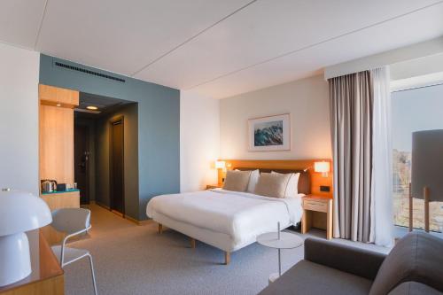 斯德哥尔摩斯德哥尔摩国王岛万怡酒店的酒店客房,配有床和沙发