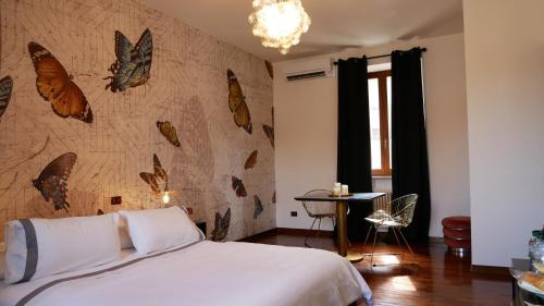 安科纳AN Deluxe Suites的卧室配有一张床上的蝴蝶壁床。