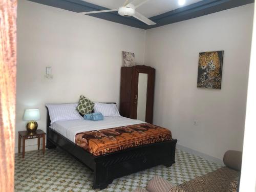 Kiembi SamakiAnayah House的一间卧室配有一张床和吊扇