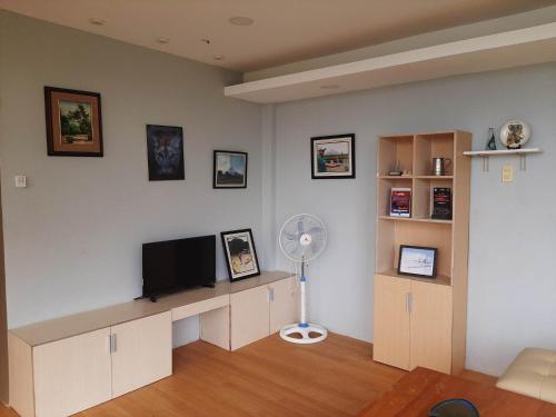 卡拉莫安Mamima Bnb的客厅配有平面电视和风扇。