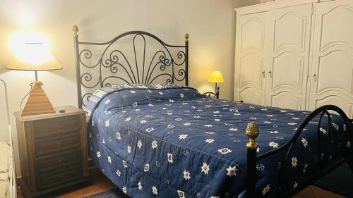 维亚纳堡QUINTA DO CAMBEIRO的一间卧室配有一张带蓝色棉被的床