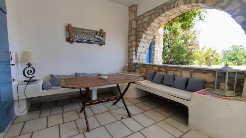 安倍拉斯Nikolas Villa的一间带长凳、桌子和窗户的房间