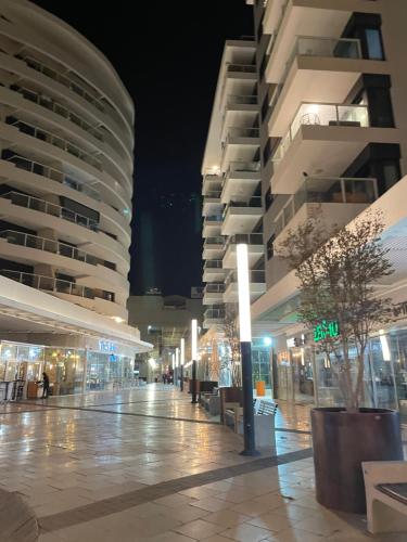 贝尔谢巴The Center of the Negev - Neer Soroka Hospital & BGU的一条城市街道,晚上有高楼