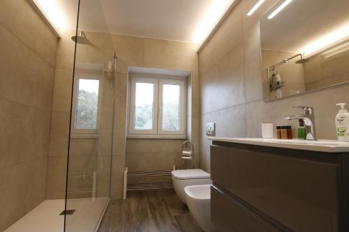 格拉齐Il Profumo Dellegrazie的浴室配有卫生间、盥洗盆和淋浴。