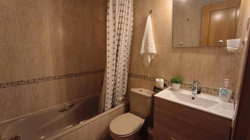 福恩吉罗拉Apartamentos La Casa de Bebita的浴室配有卫生间、盥洗盆和浴缸。