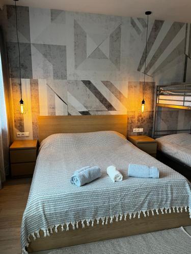 瓦尔纳Studio Thermi 1的一间卧室配有一张床,上面有两条毛巾