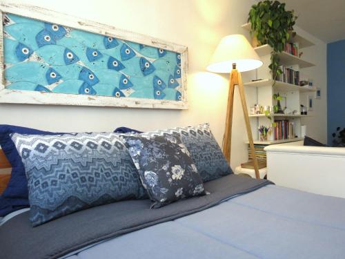 库里提巴ESPAÇO AZUL Original的一间卧室配有蓝色的床和一盏灯