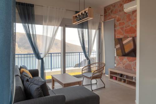 SkroponeriaSkorponeria Bay Luxury Villas的带沙发和大窗户的客厅